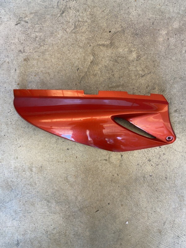 Tapa trasera derecha HONDA VARADERO 125 2004