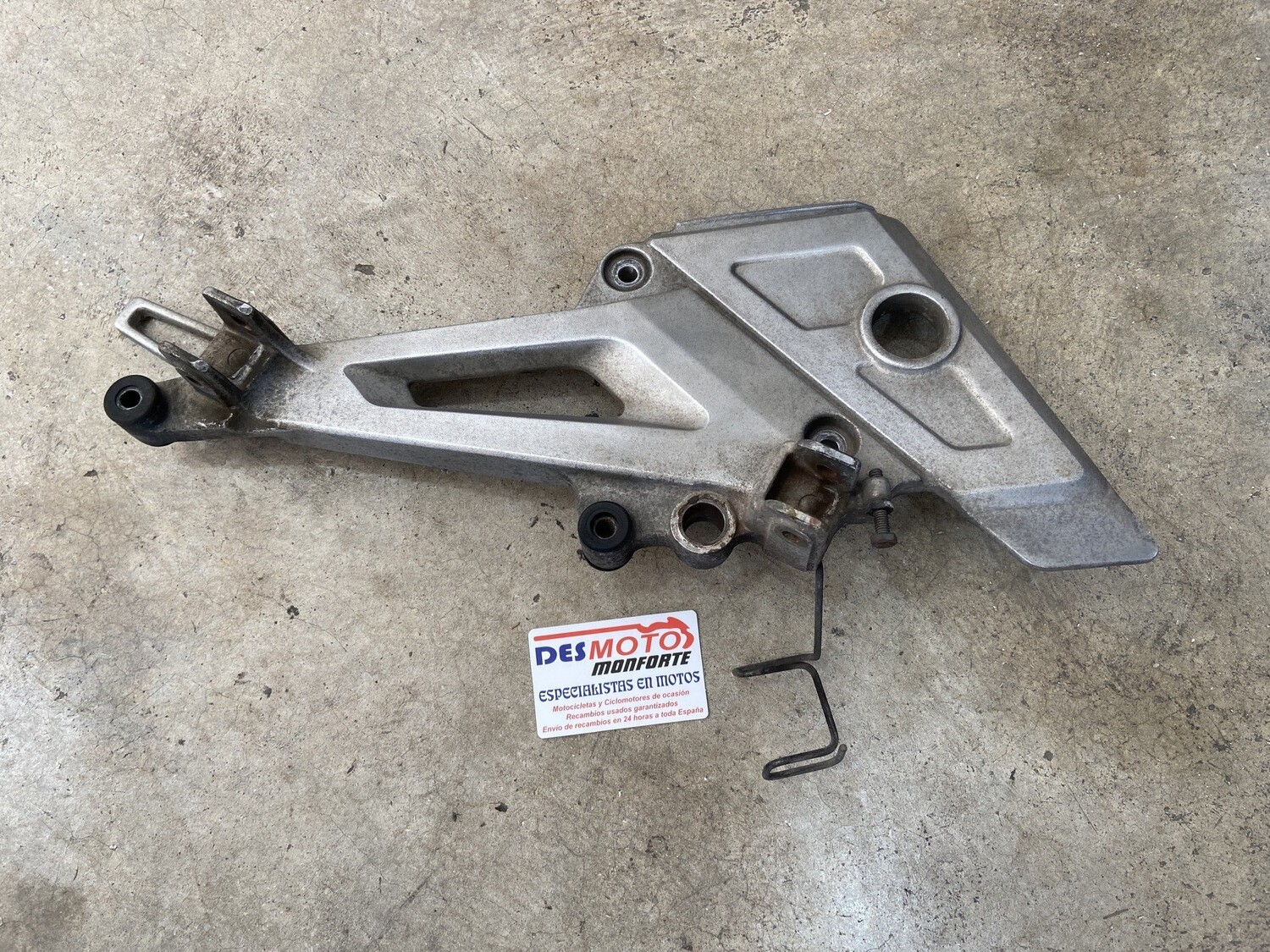 Estribera delantera izquierda HONDA CBF 250 2004
