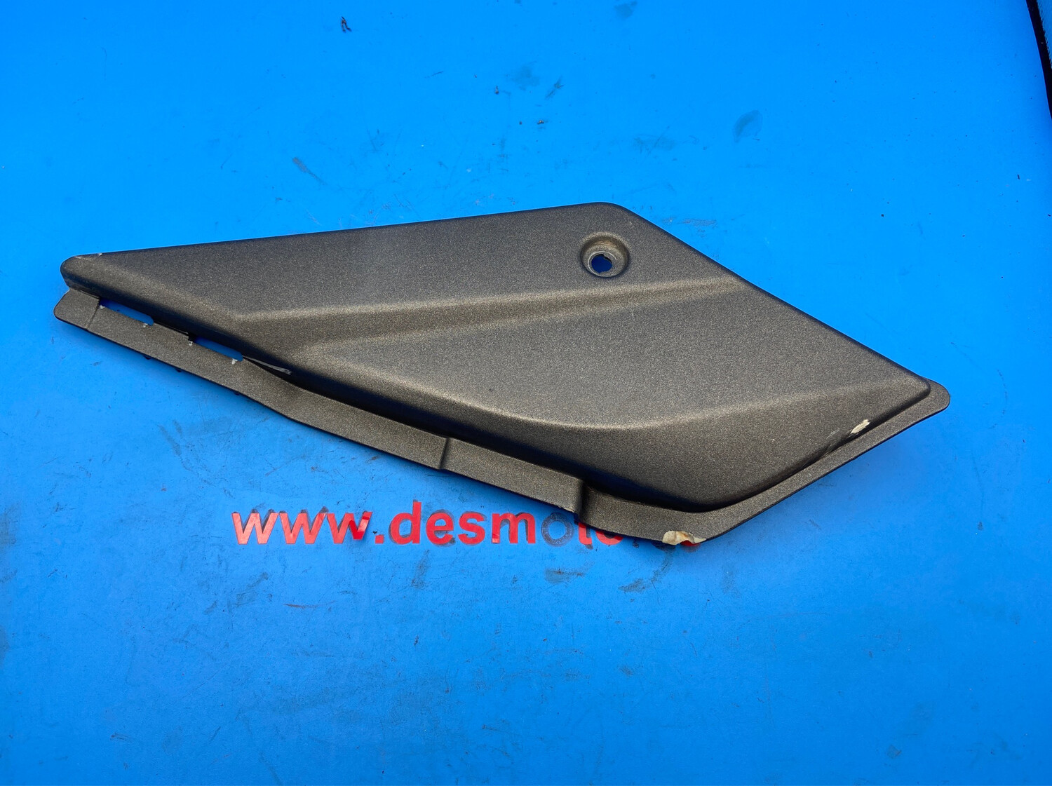 Lateral bajo asiento izquierdo KYMCO QUANNON 125