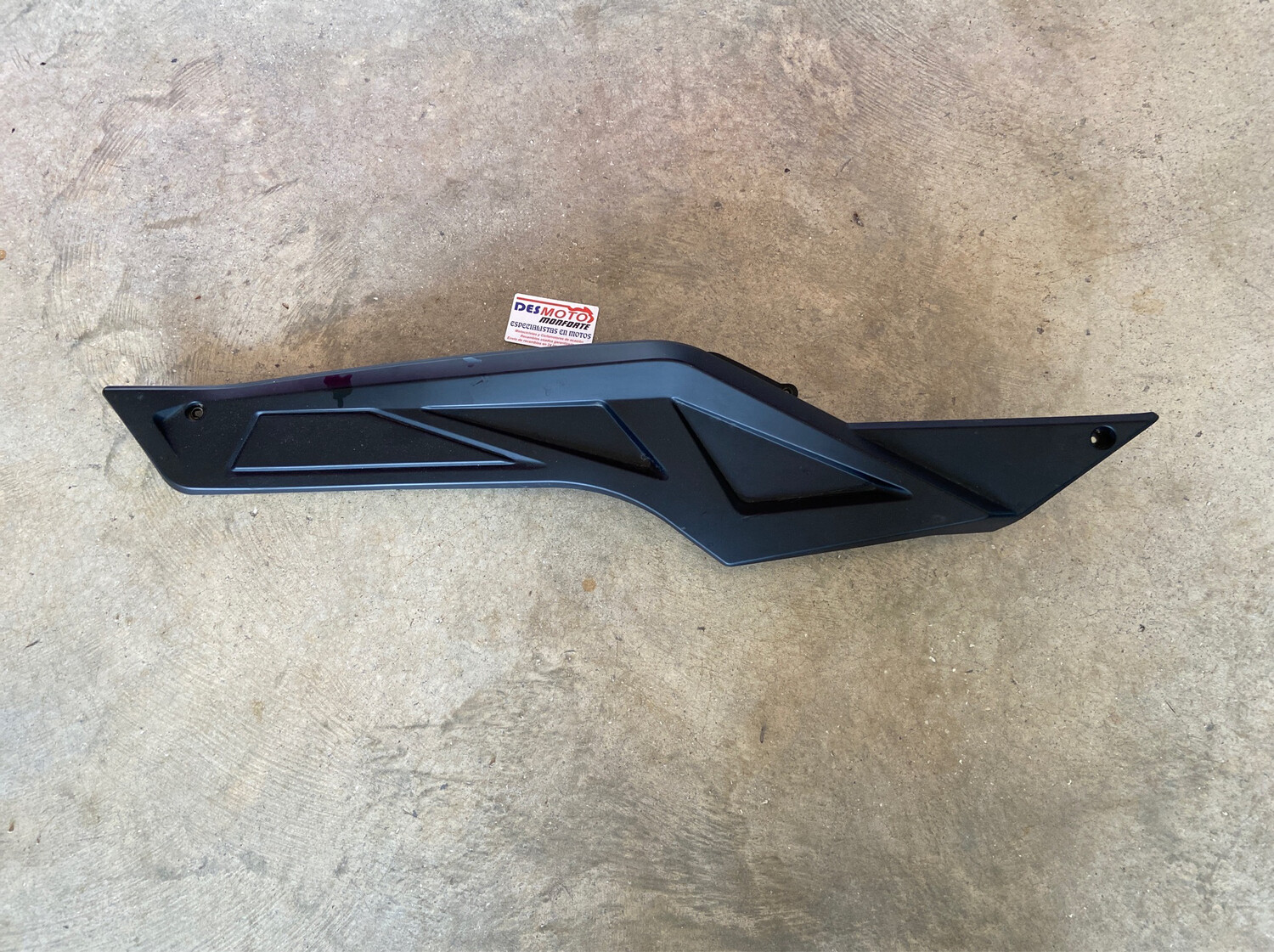 Lateral bajo izquierda RIYA T9 125 2018