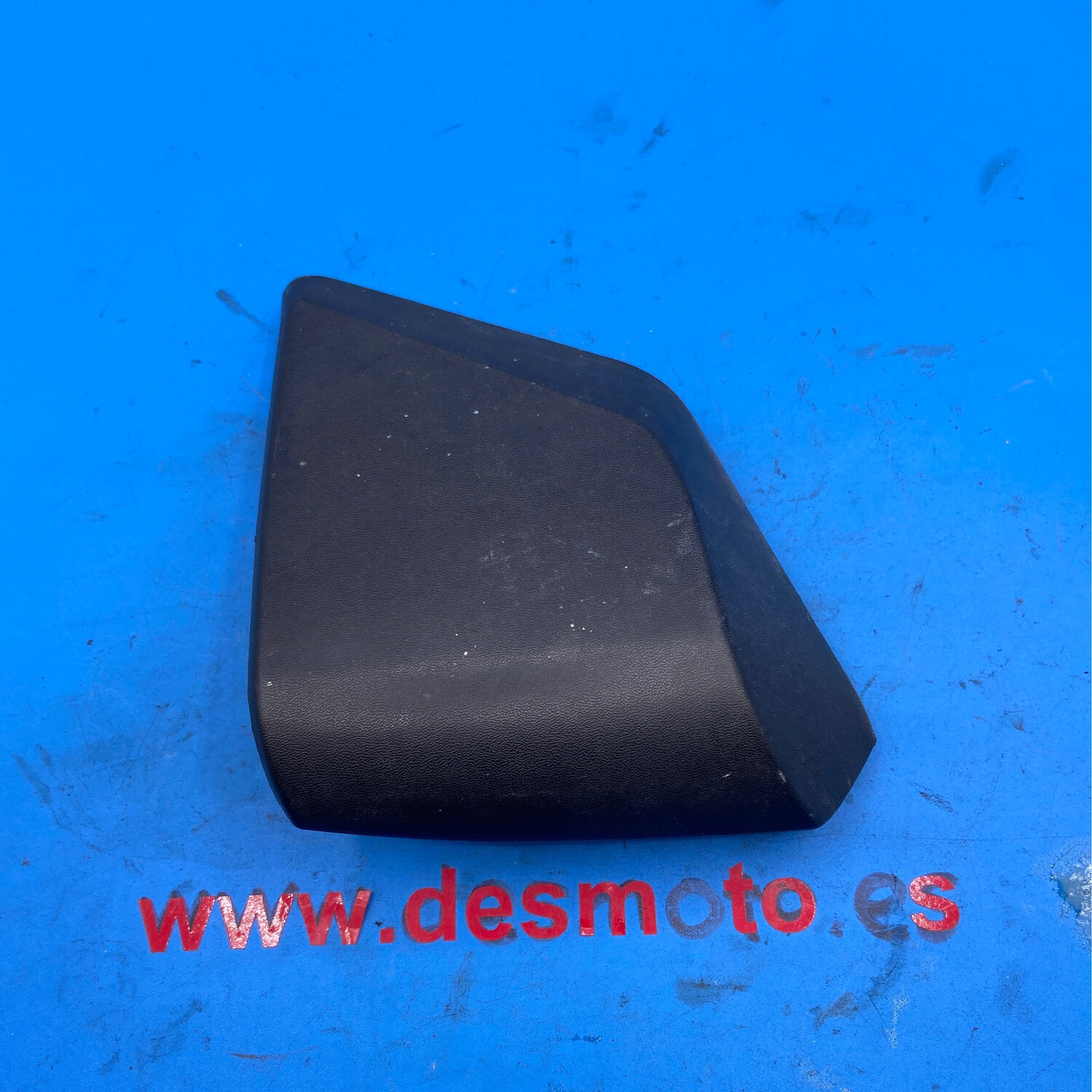 Tapa contraescudo izquierda RIYA T9 125 2018