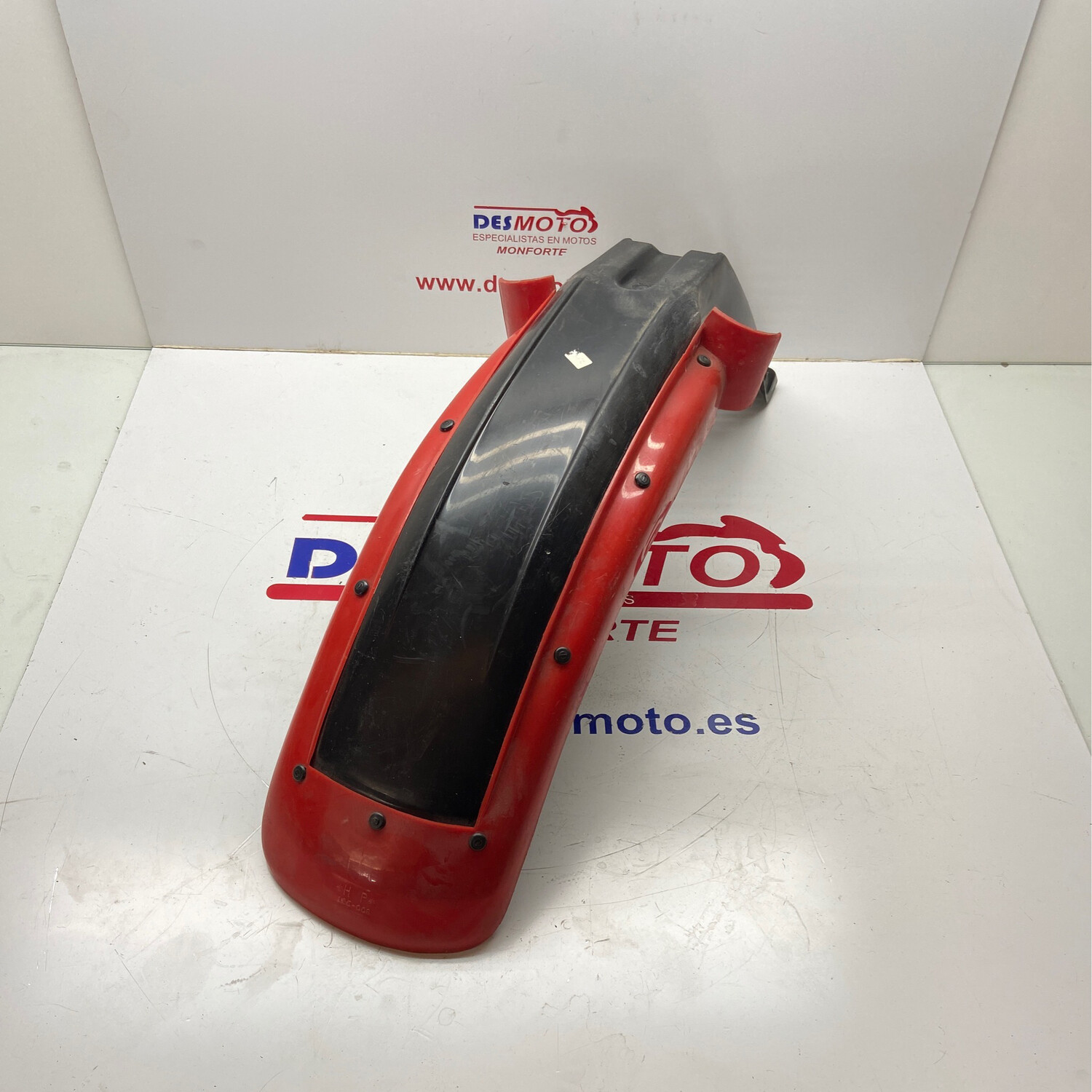 Guardabarros delantero rojo y negro
