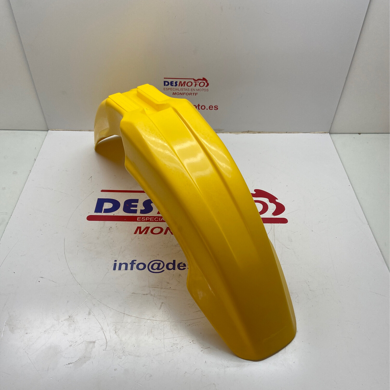 Guardabarros delantero amarillo