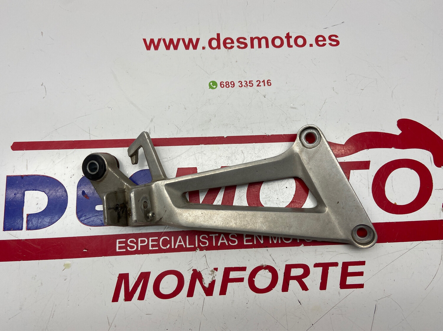 Estribera trasera derecha HONDA CBR 125R 2005