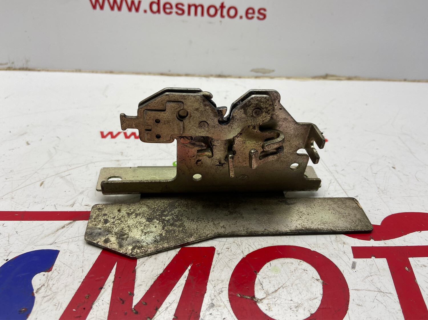 Cierre asiento trasero izquierdo KYMCO SUPERDINK 125 2009-2015
