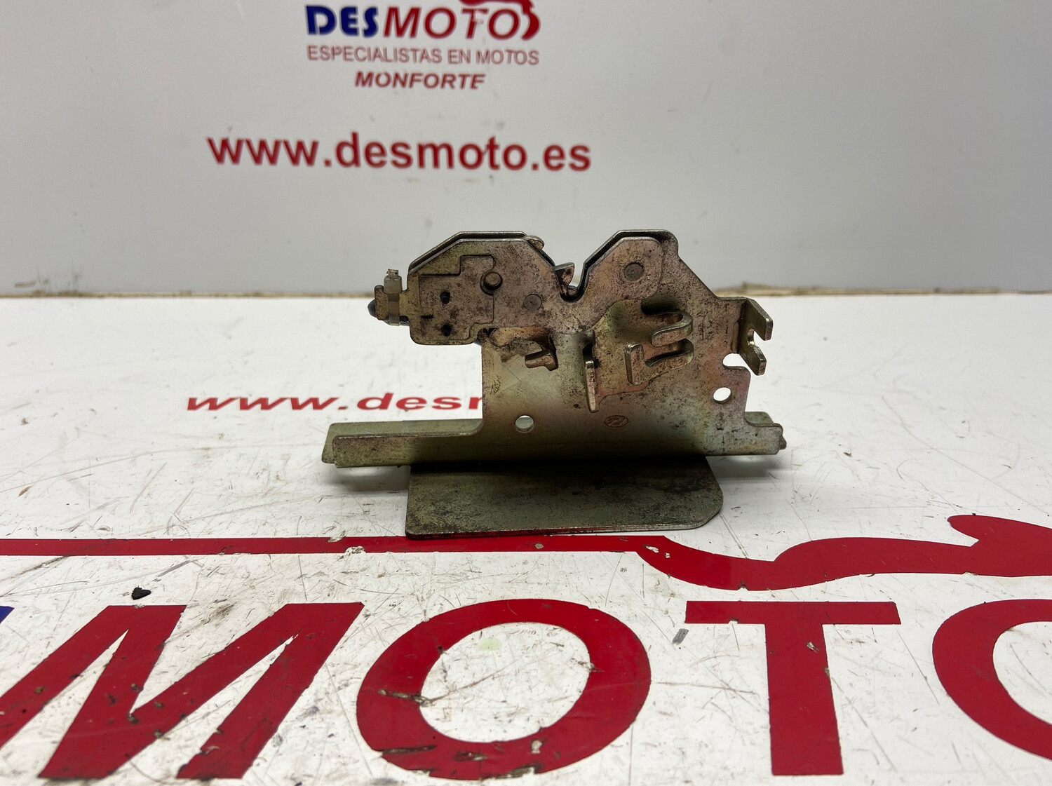 Cierre asiento trasero derecho KYMCO SUPERDINK 125 2009-2015