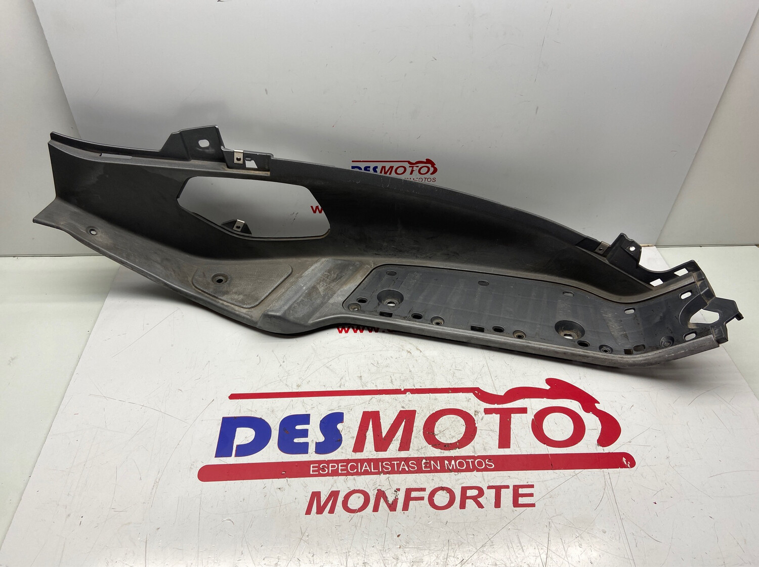 Piso derecho (raspada) PIAGGIO X8 125 2005