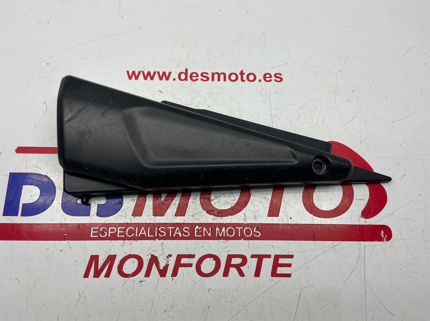 Tapa lateral depósito izquierda YAMAHA FAZER 1000 2001-2005