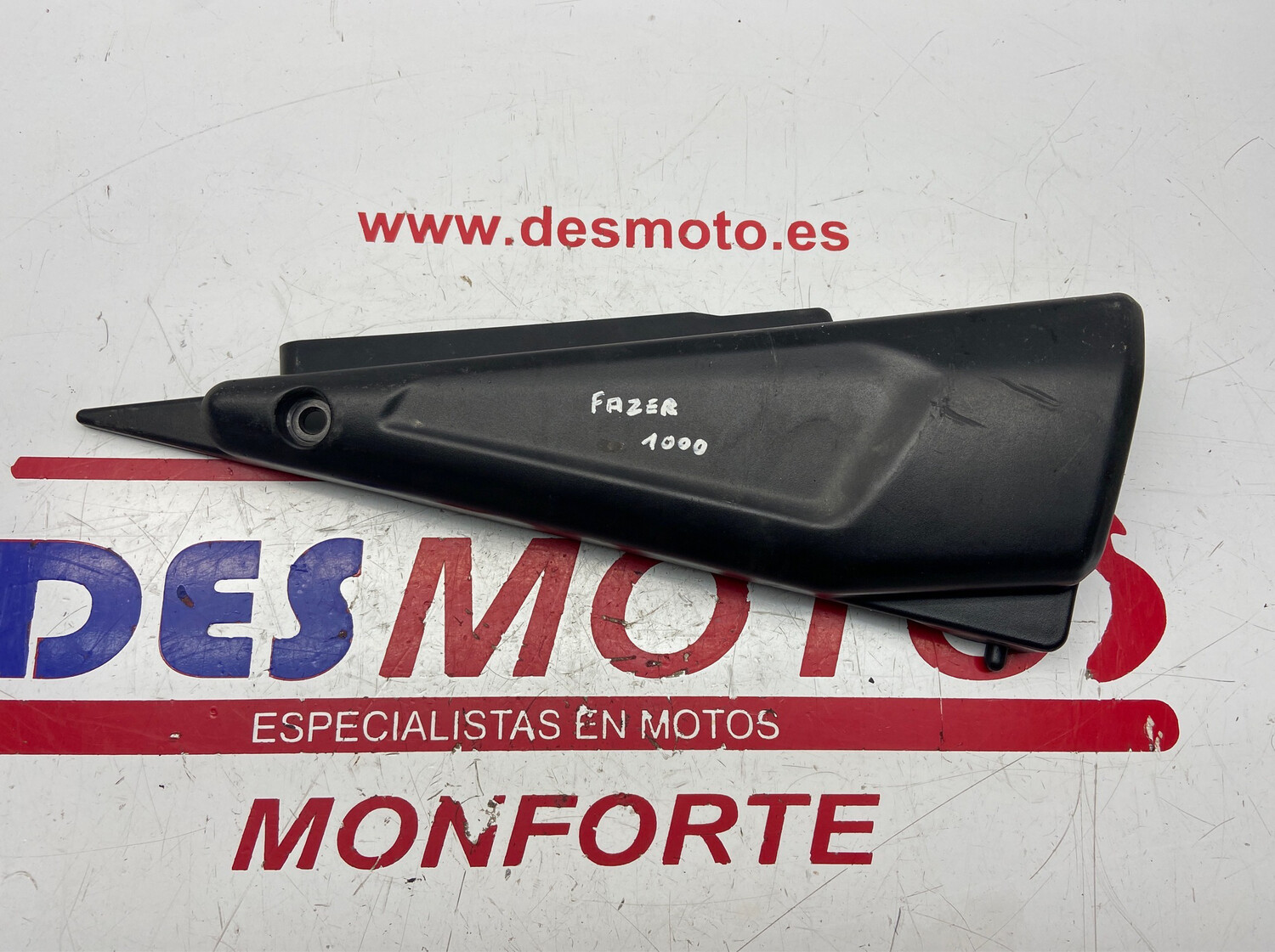 Tapa lateral deposito derecha YAMAHA FAZER 1000 2001-2005