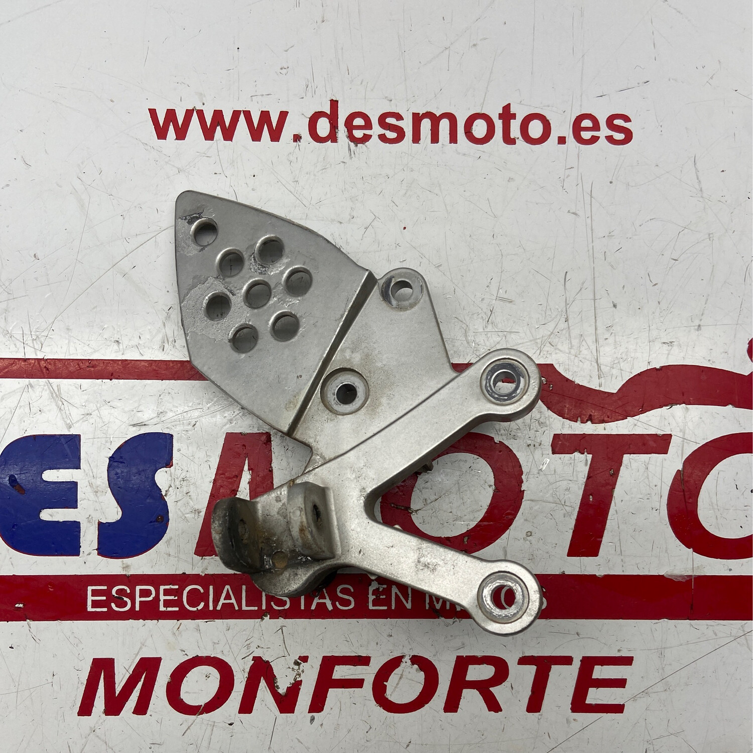 Soporte estribera delantera derecha HYOSUNG GT 250 CARBURACION