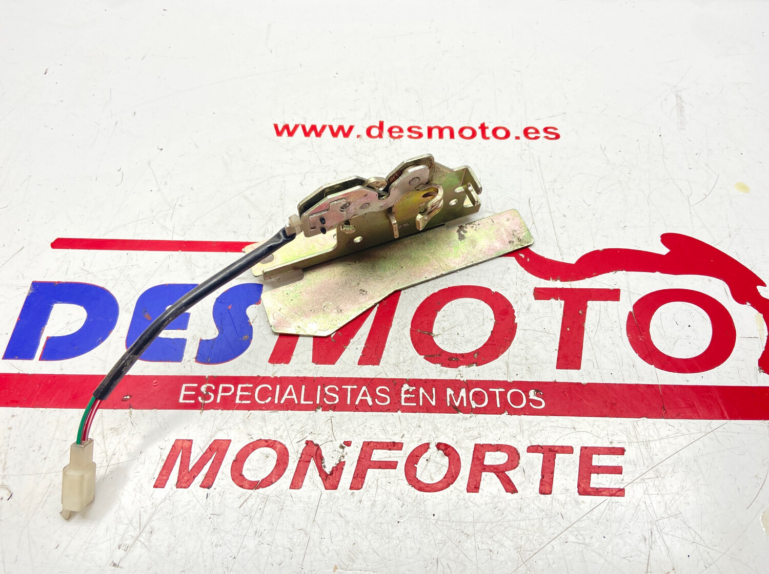 Cierre asiento KYMCO SUPERDINK 300i ABS 2009-2012