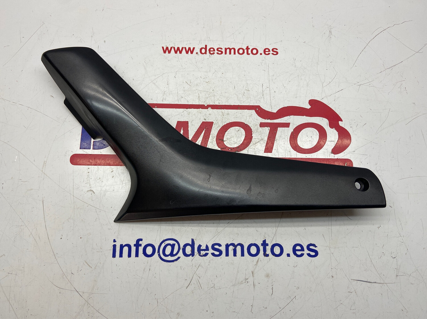 Lateral bajo deposito izquierda SUZUKI DL 650 VSTROM 2006