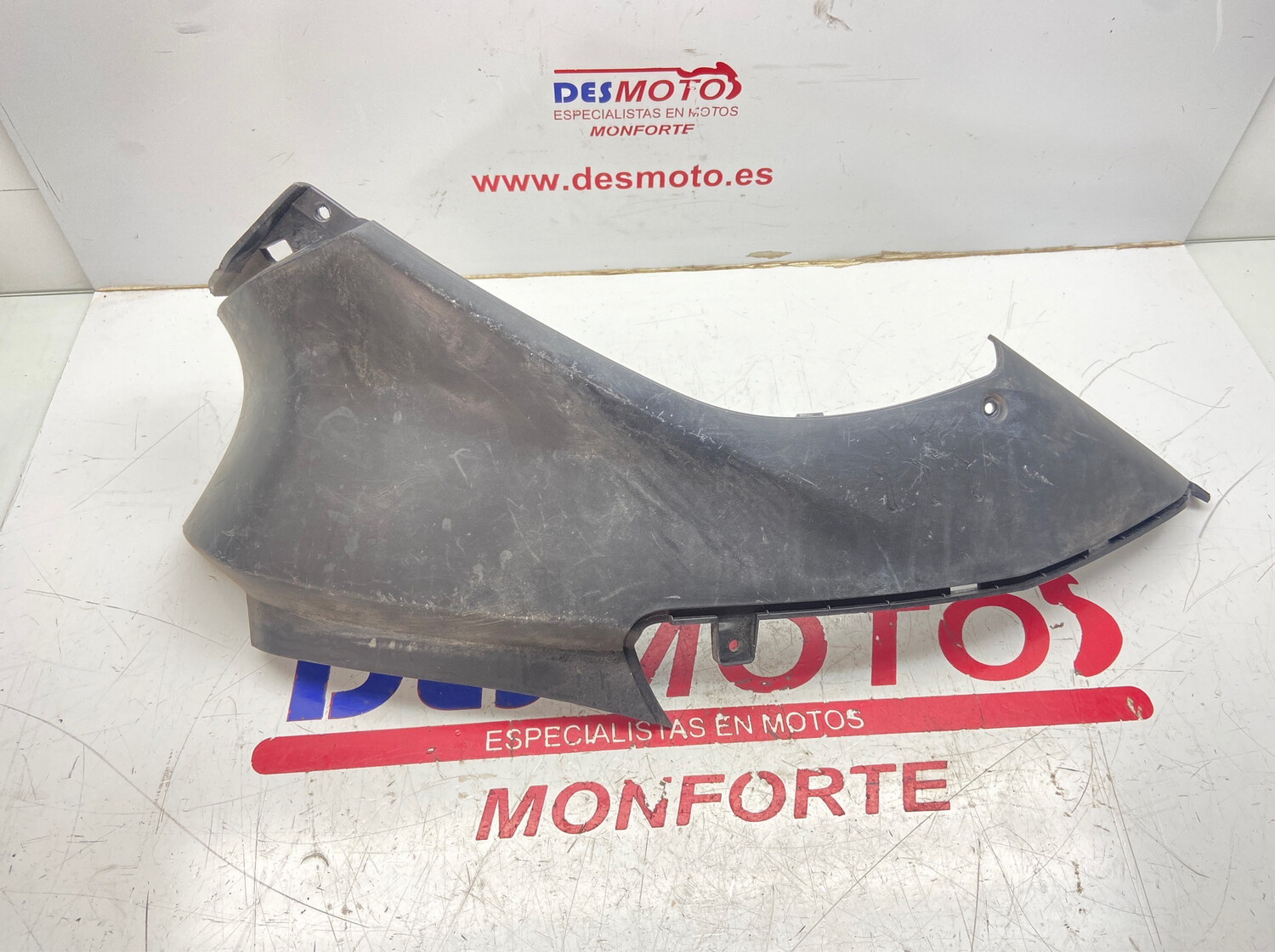 Tapa bajo asiento izquierda YAMAHA NEOS 50 2008-