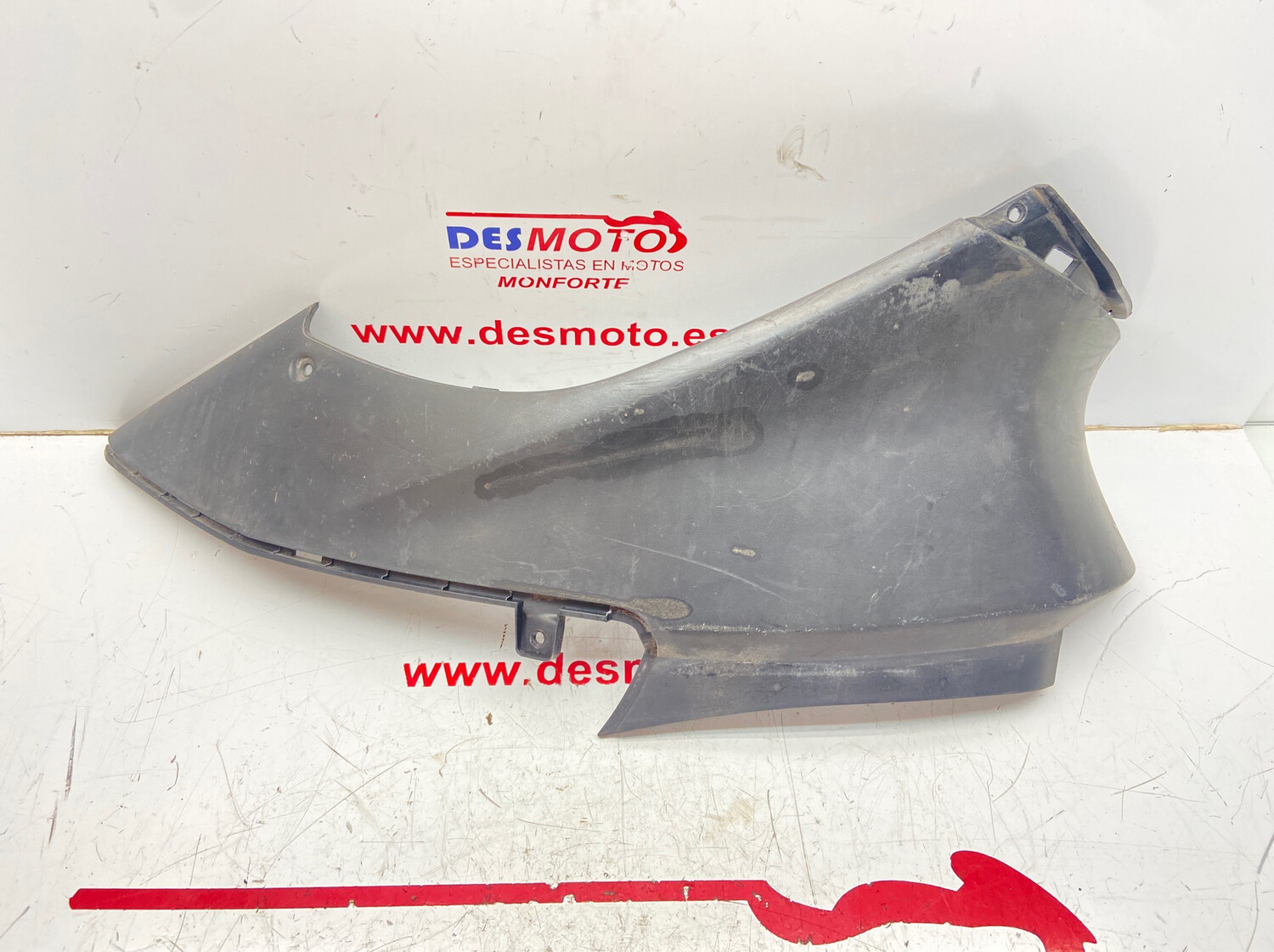 Tapa bajo asiento derecha (ver imágenes) YAMAHA NEOS 50 2008-
