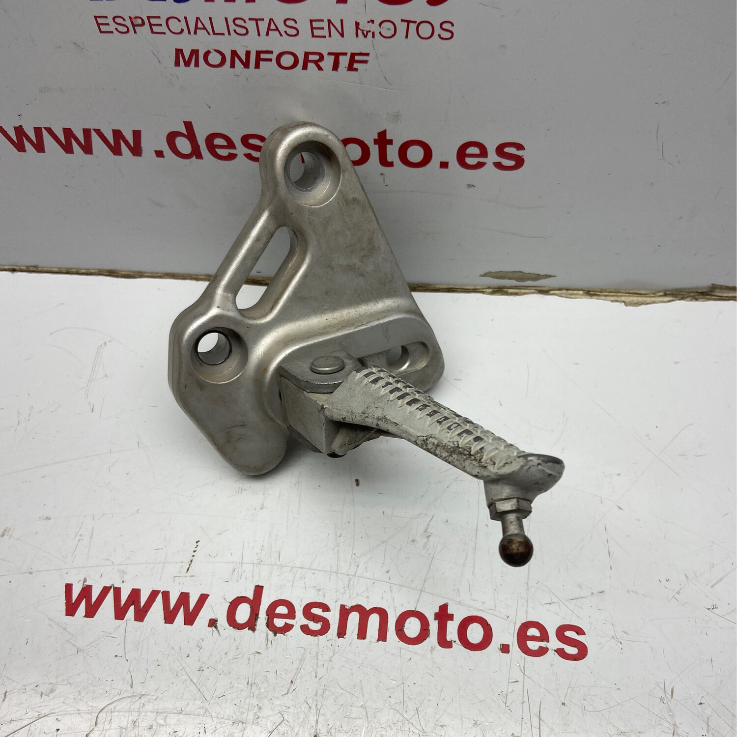 Soporte estribera delantera izquierda GILERA DNA 180 2005