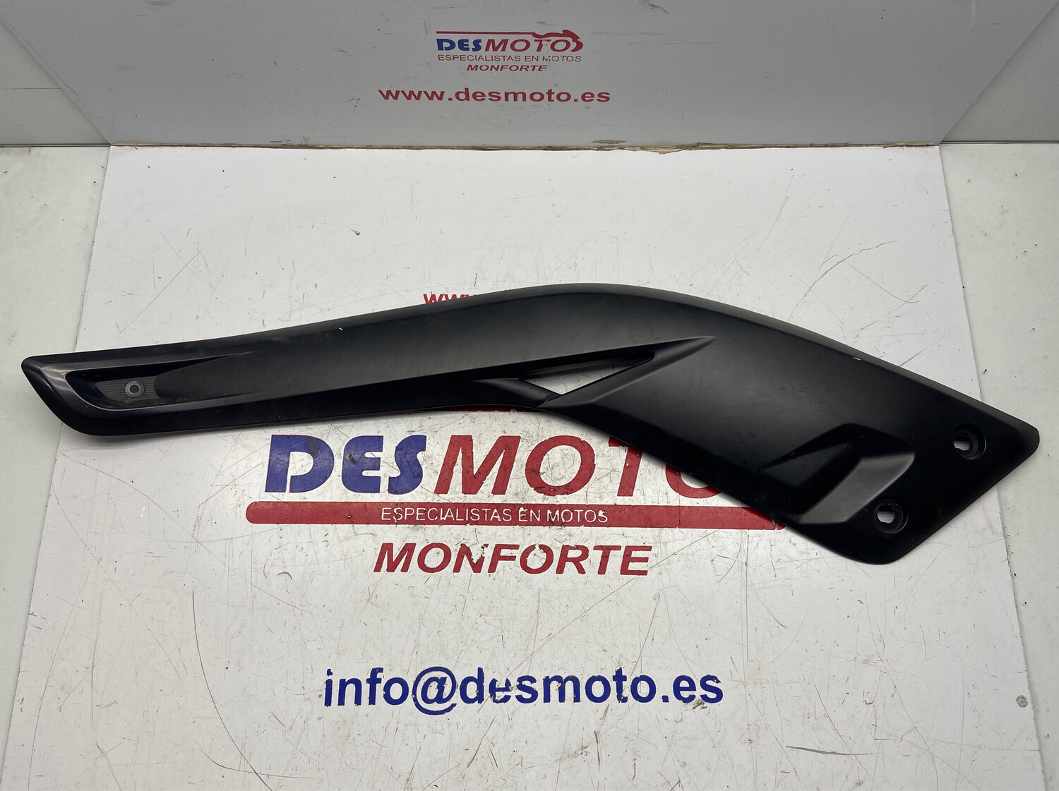 Tapa bajo asiento izquierda YAMAHA X MAX 250 2011