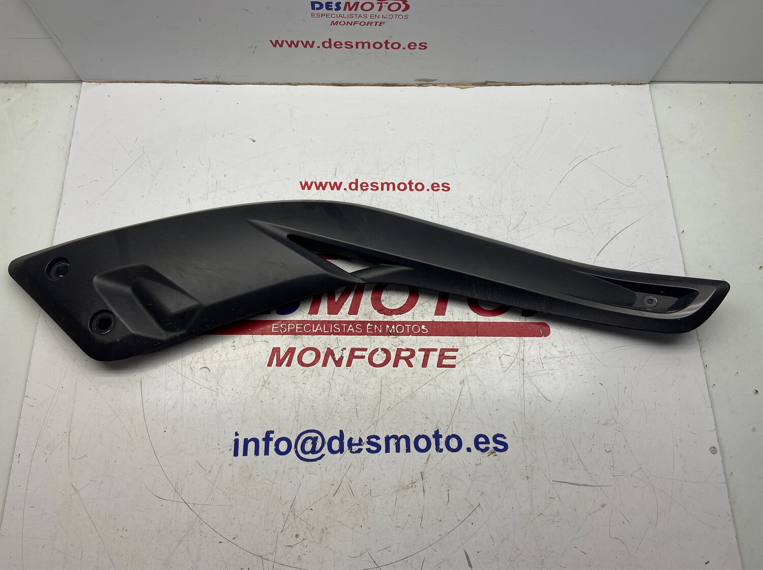 Tapa bajo asiento derecha YAMAHA X MAX 250 2011