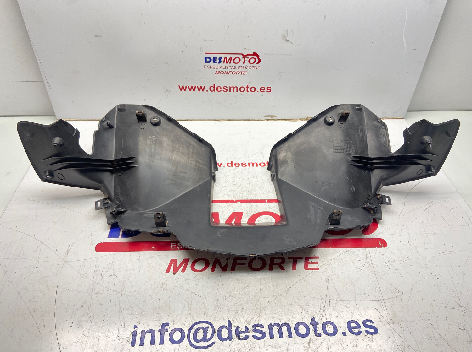 Tapa bajo manillar YAMAHA X MAX 125/250 2006-2010
