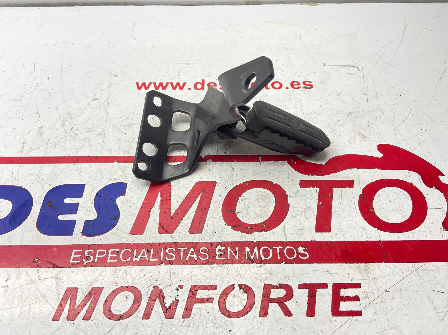 Estribera delantera derecha BMW F650 GS 2004 ABS