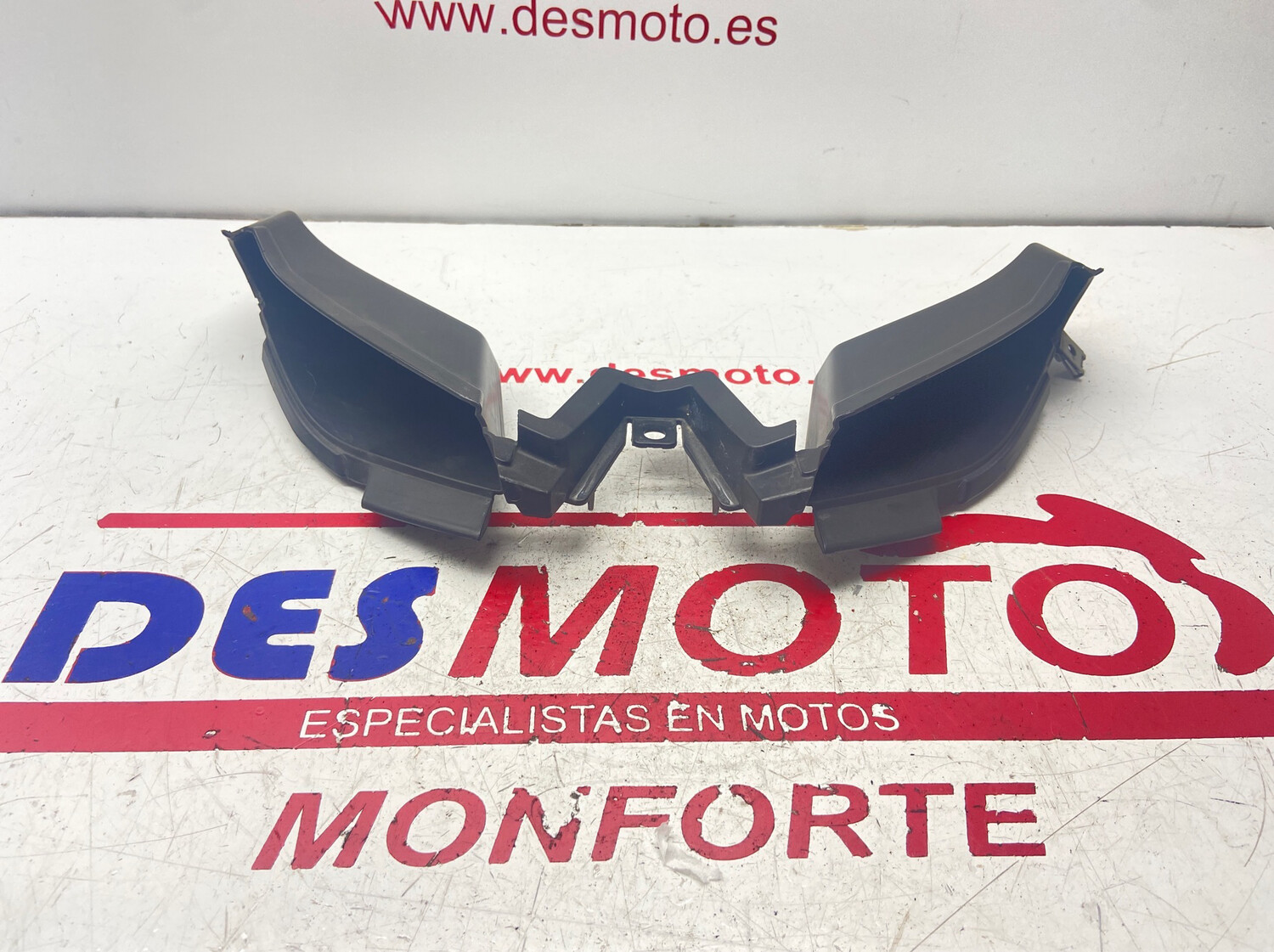 Rejilla delantera (soporte roto) APRILIA RS4 125 2011-2015