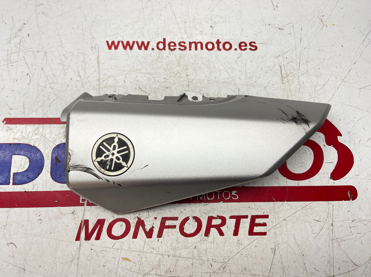 Tapa anagrama delantera derecha YAMAHA NMAX 125 2017-2020