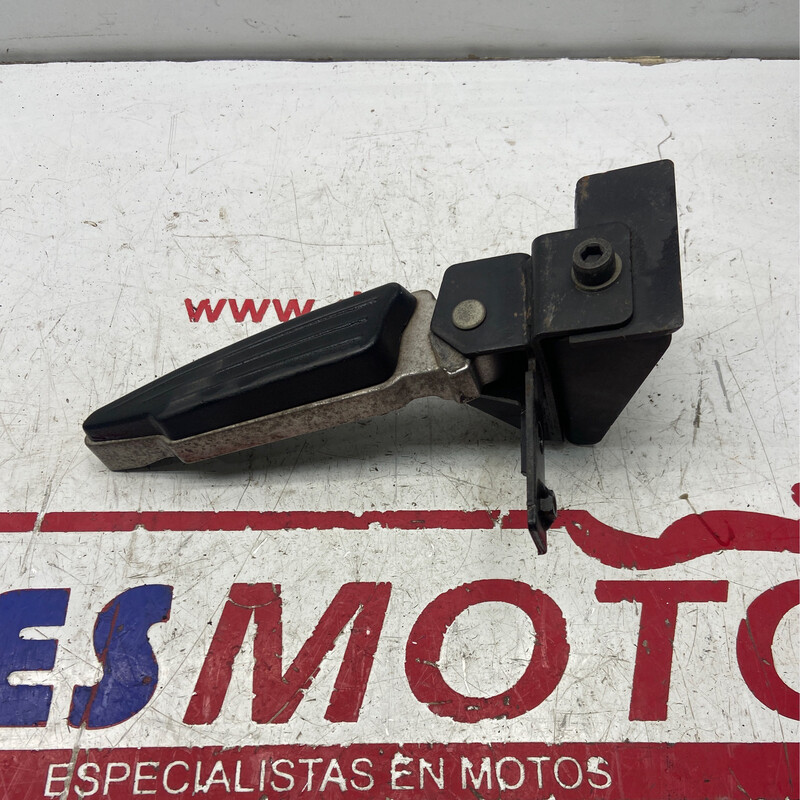 Posapie trasero izquierdo PEUGEOT SATELIS 125 ABS 2013-2018