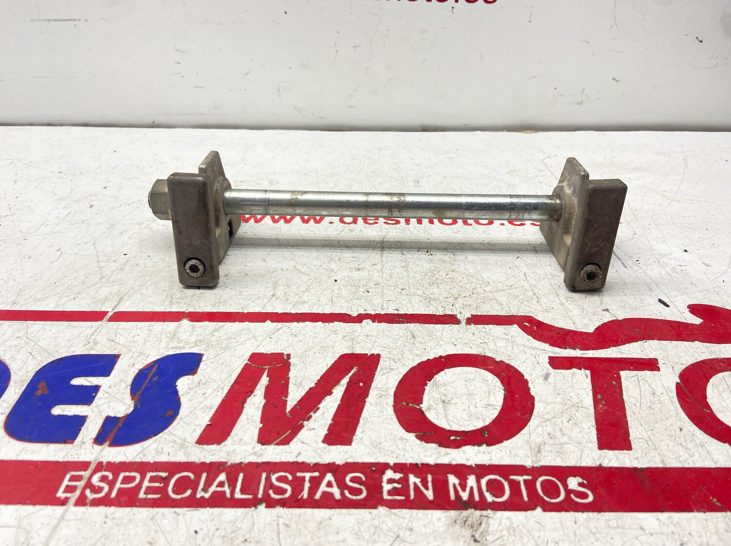 Eje rueda trasera con tensores DERBI SENDA DRD PRO 50