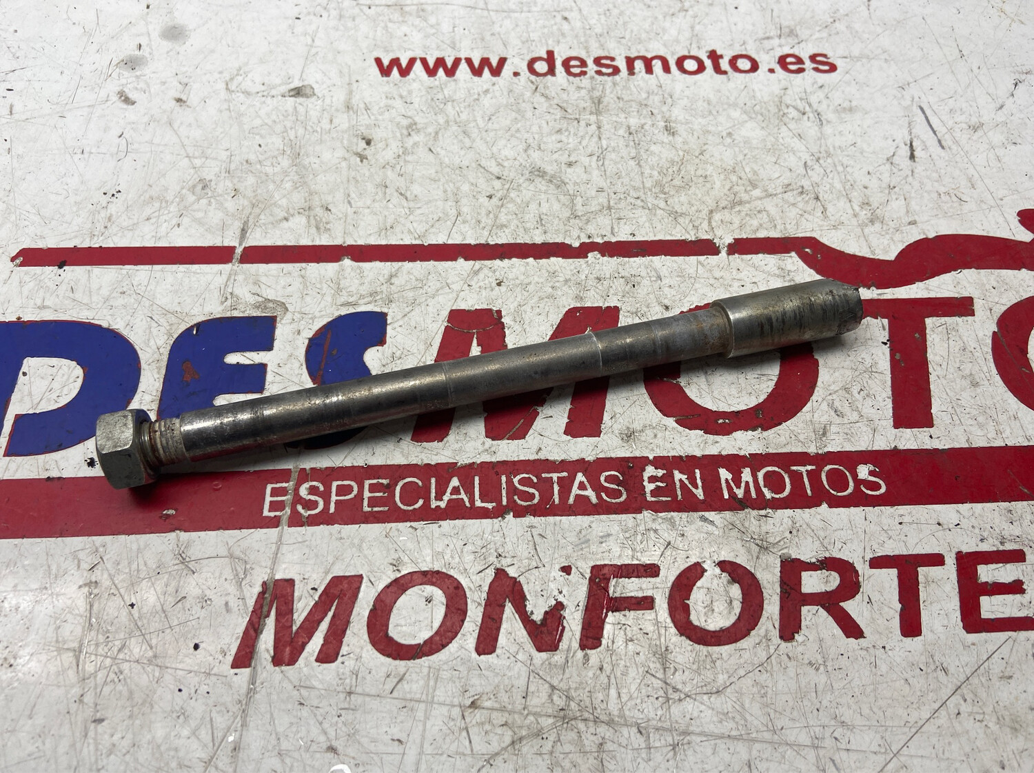 Eje rueda delantera DERBI SENDA DRD PRO 50