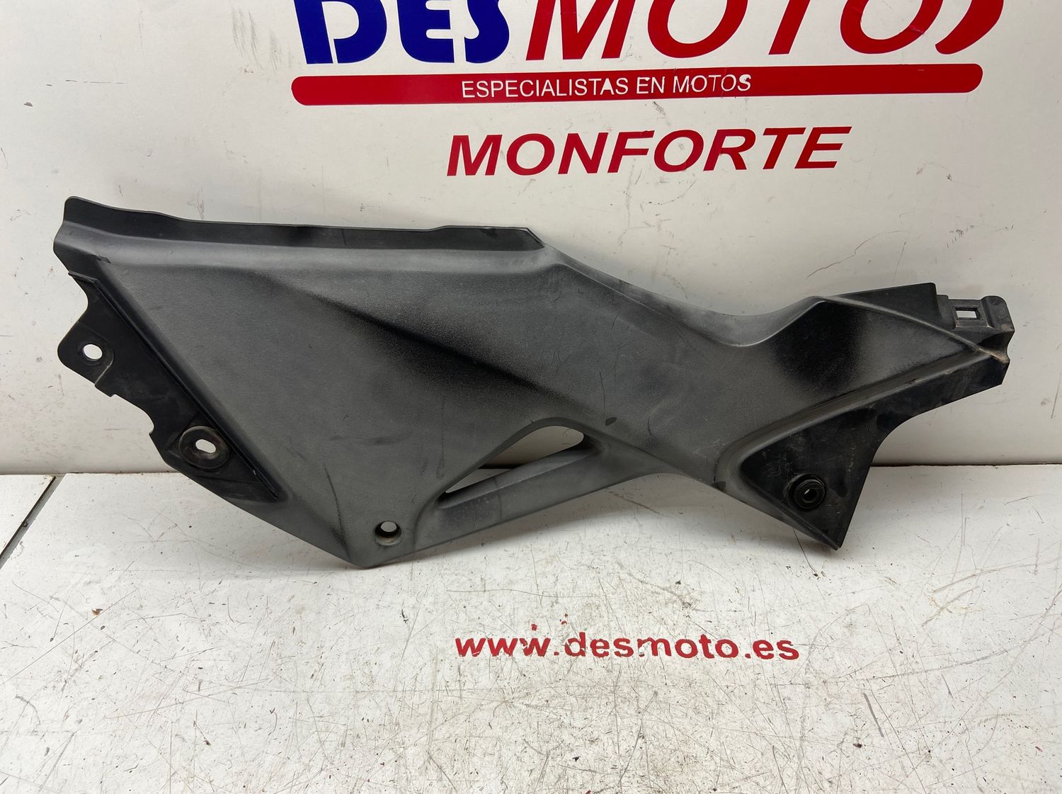 Tapa bajo asiento derecha (ver imágenes) HONDA CBR 125R 2011