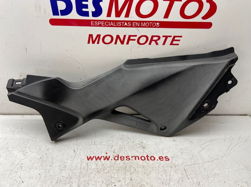 Tapa bajo asiento izquierda HONDA CBR 125R 2011