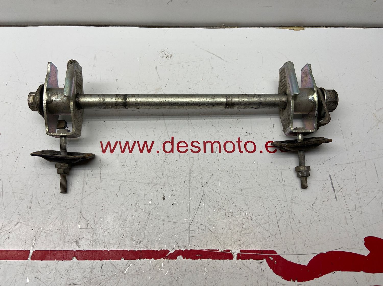 Eje trasero con tensores HONDA CBR 125R 2011