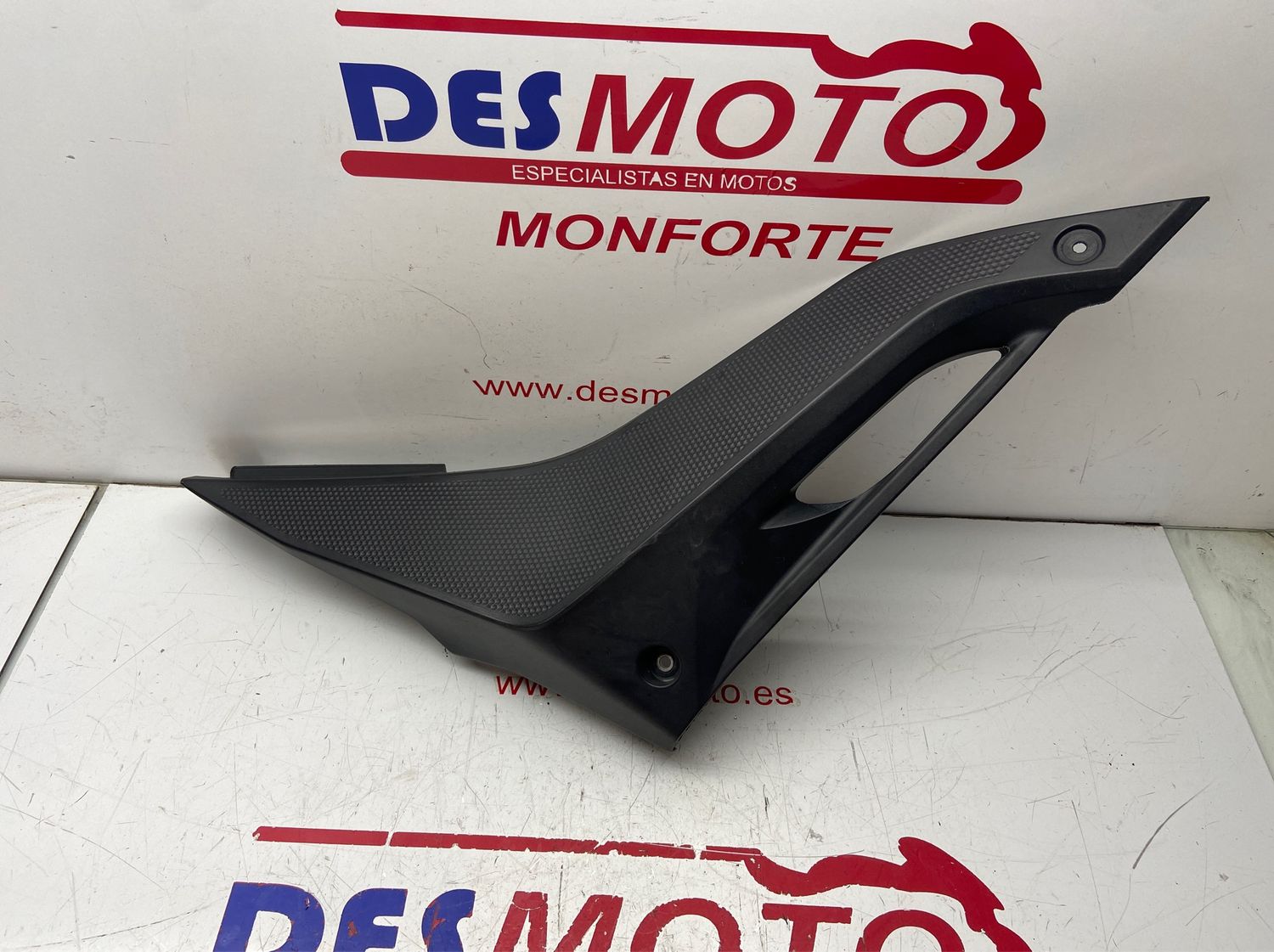 Lateral bajo asiento derecha YAMAHA YZF 125R 2008-2013
