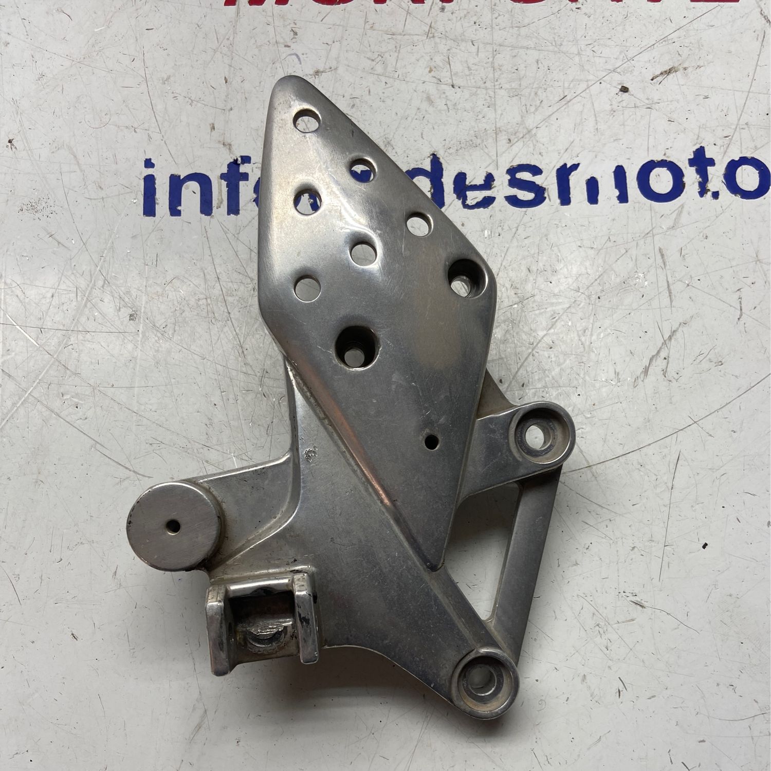 Estribera delantera derecha HONDA CBR 125R 2005