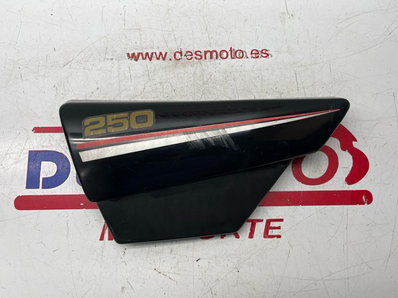Tapa lateral izquierda YAMAHA SR CLASSIC 250