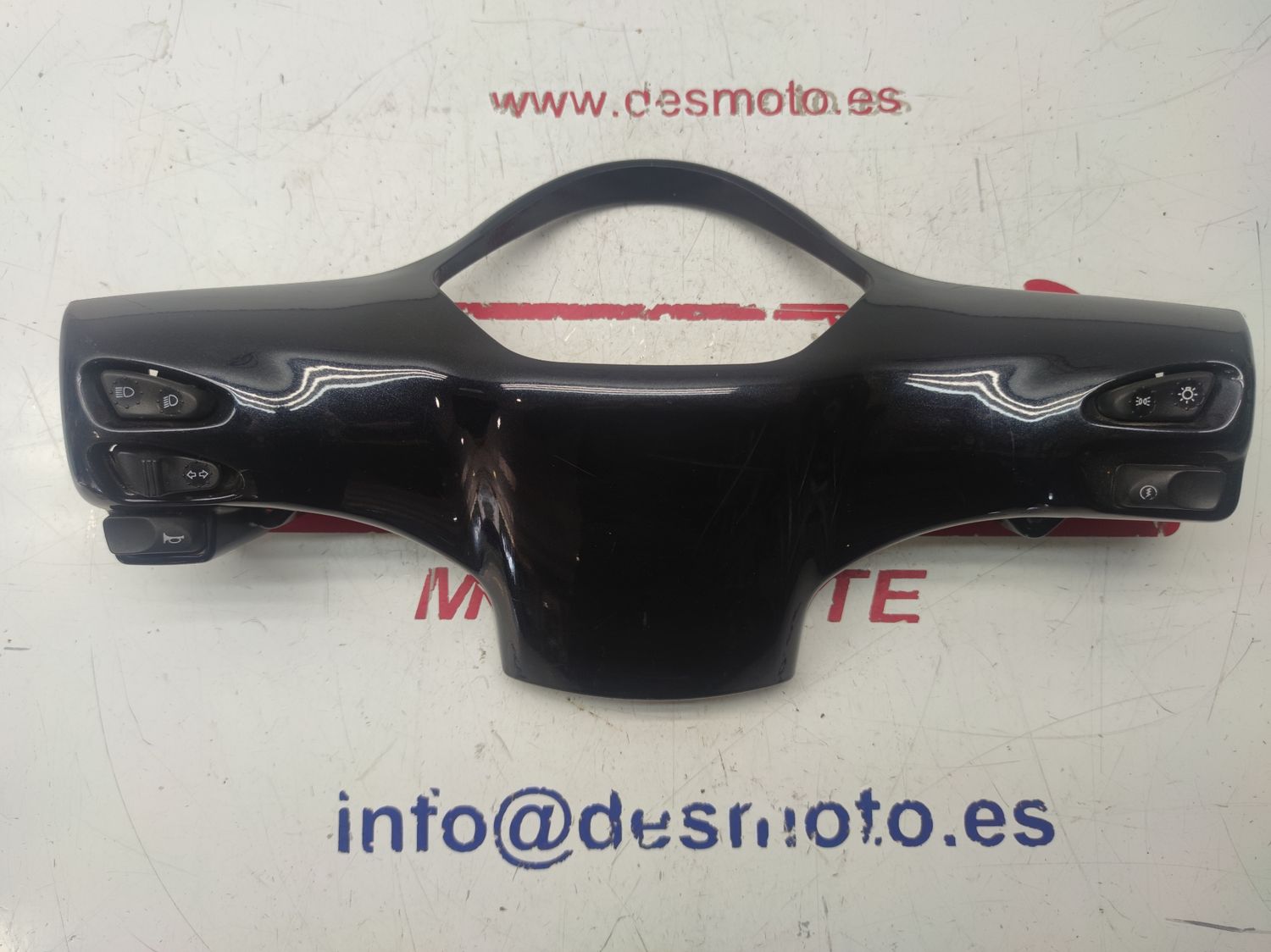Tapa manillar trasero VESPA LX 125 (No incluye botonería)