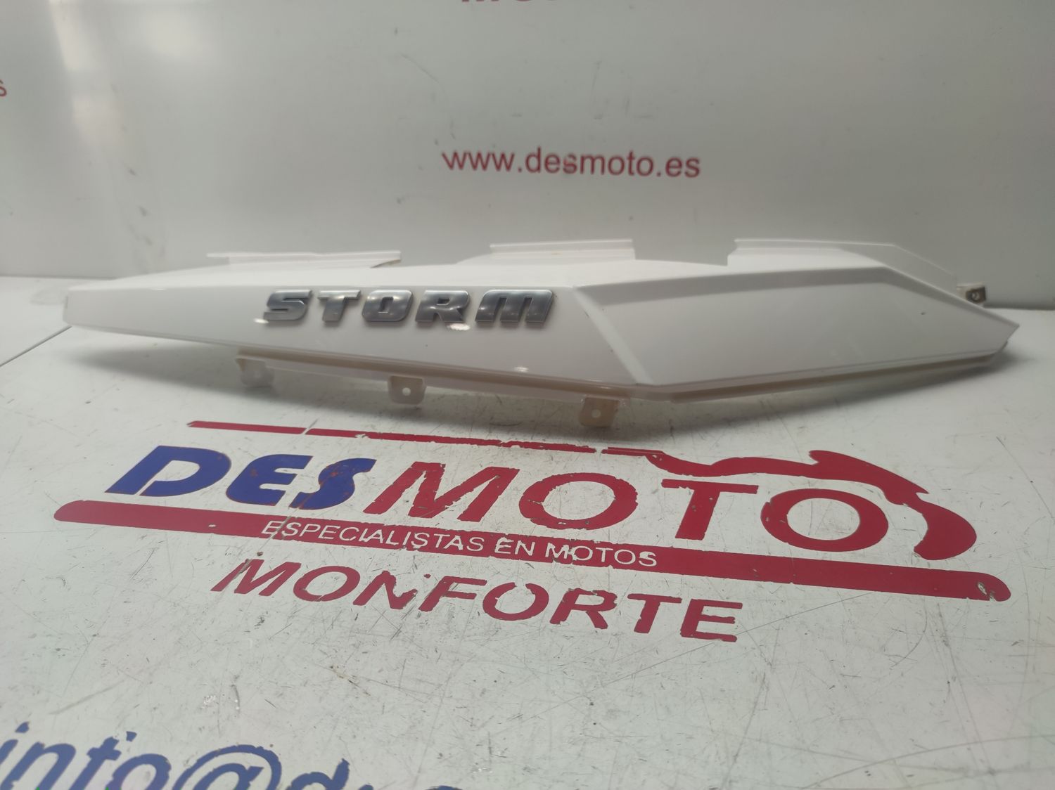 Lateral superior trasero derecho WOTTAN STORM 125 2020