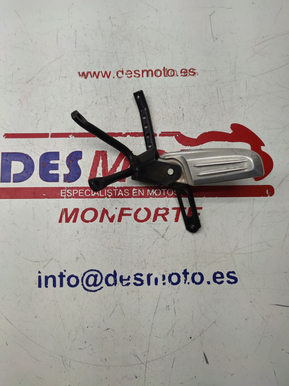 Posapié trasero derecho con soporte HONDA PCX 125 2011