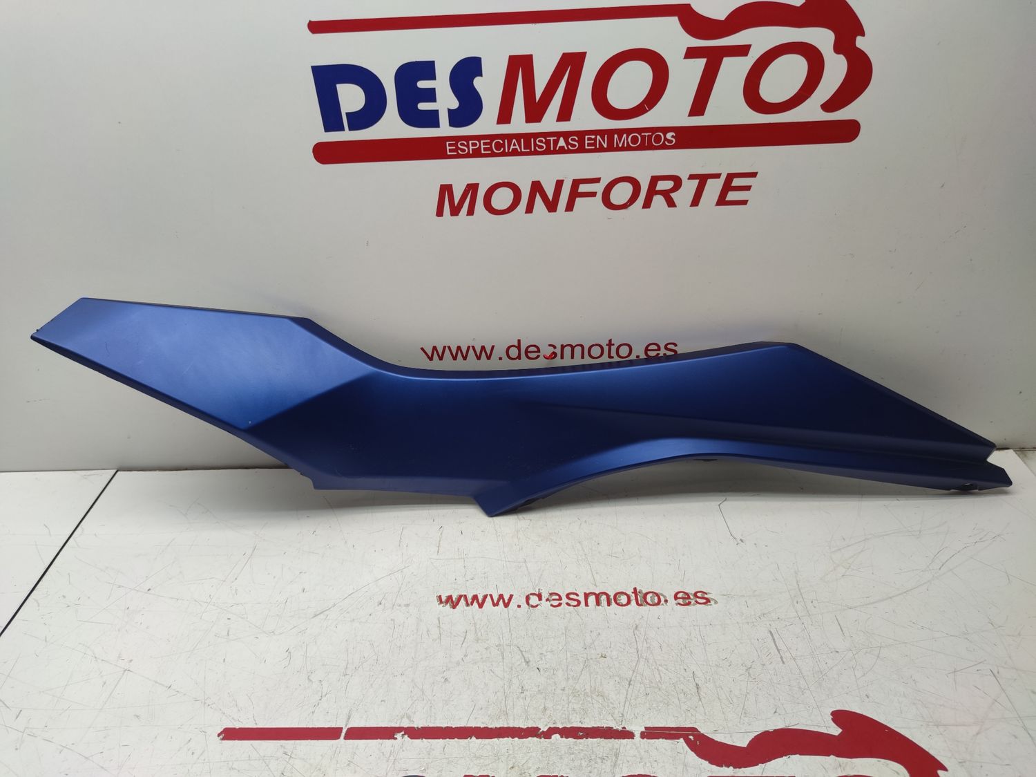 Lateral derecho debajo de asiento HONDA FORZA 125 2017