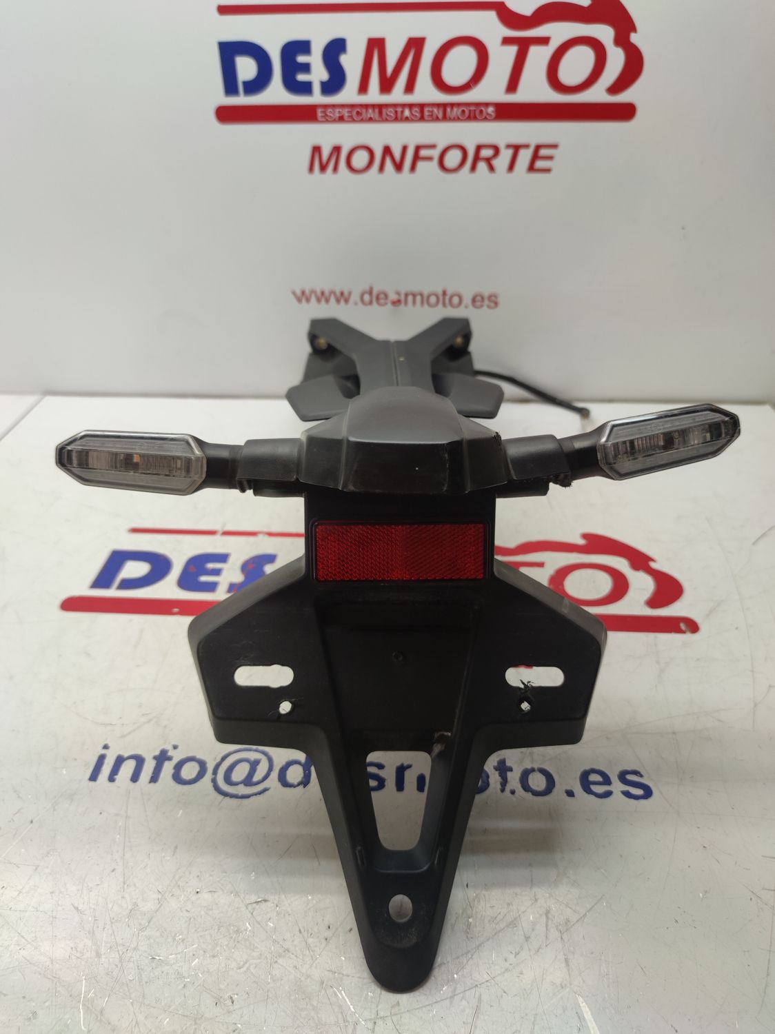 Porta matriculas con intermitentes y luz matricula HONDA CB125NA 2018