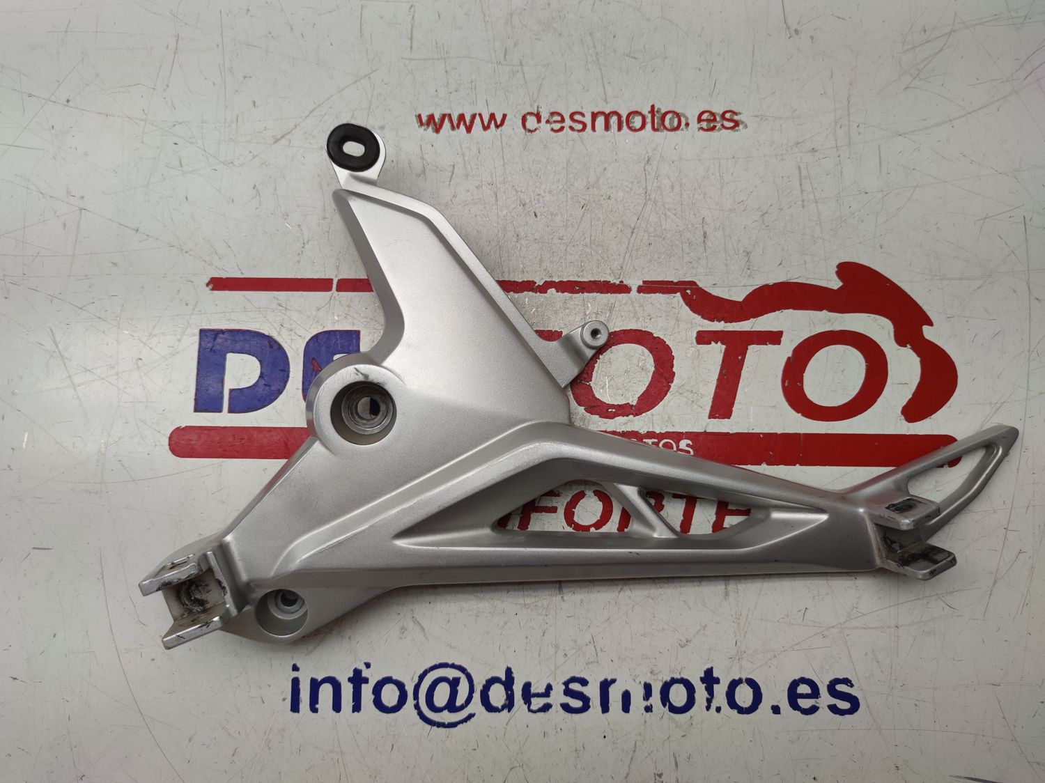 Soporte estribera izquierda HONDA CB125F 2019