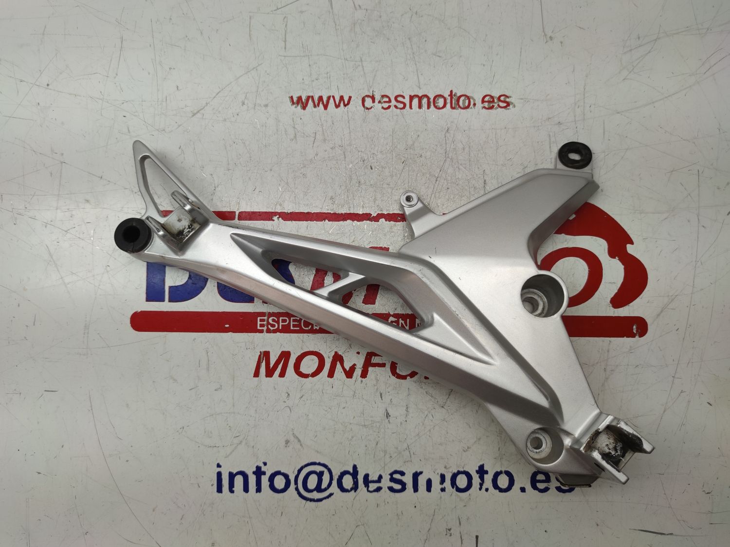 Soporte estribera derecha HONDA CB125F 2019