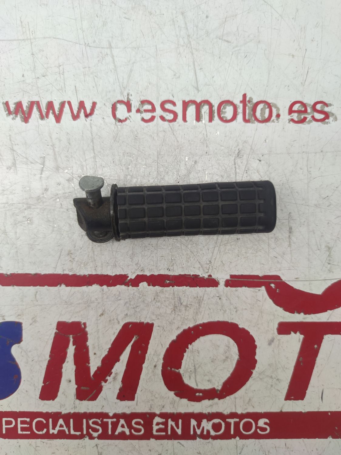 Posapié trasero derecho HONDA CB125F 2019