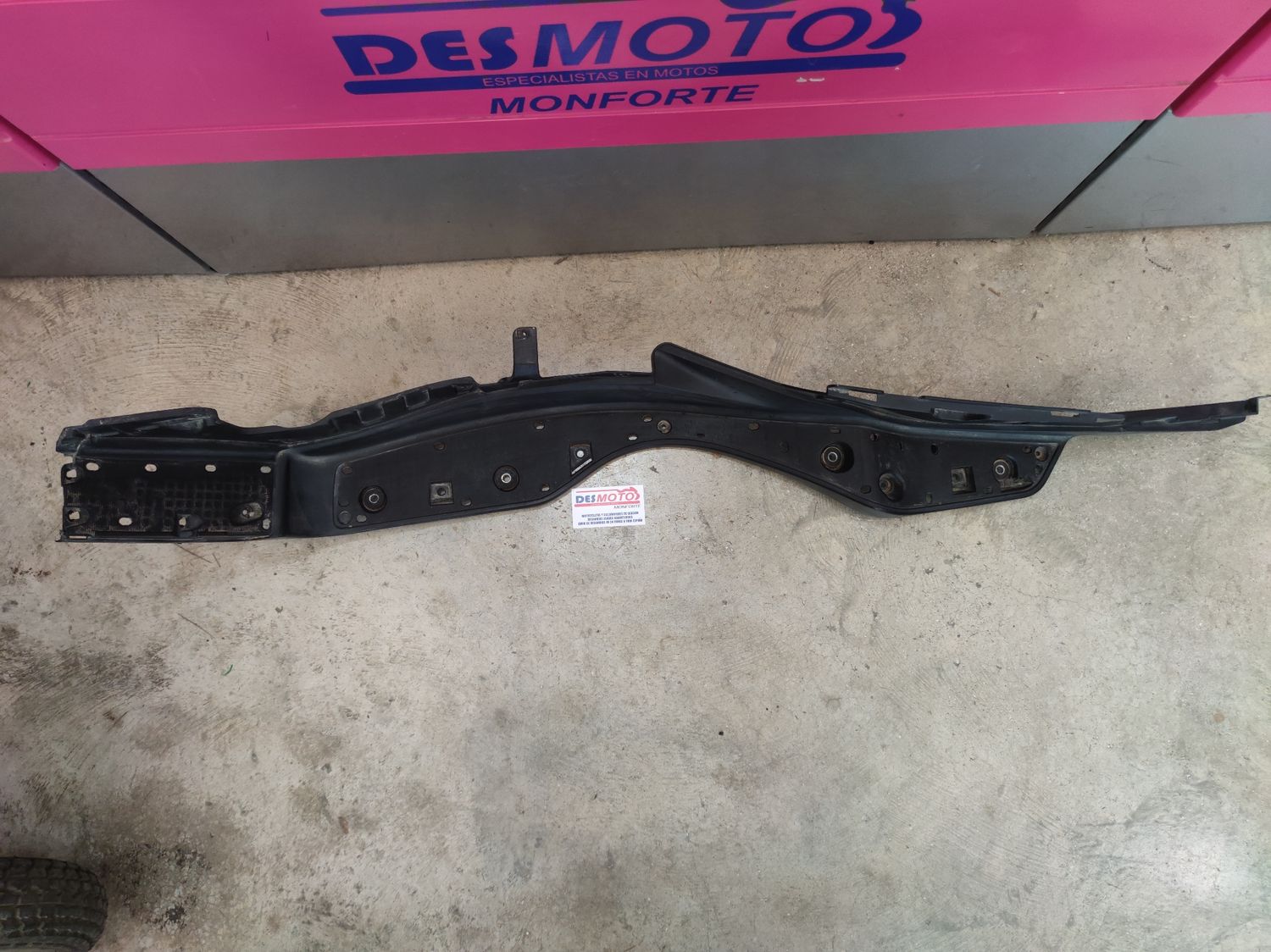 Piso izquierdo SUZUKI BURGMAN 400 2007