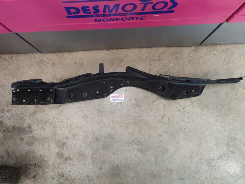 Piso izquierdo SUZUKI BURGMAN 400 2007