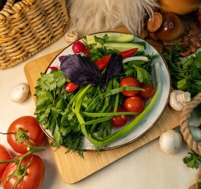 Большая тарелка свежих овощей и зелени