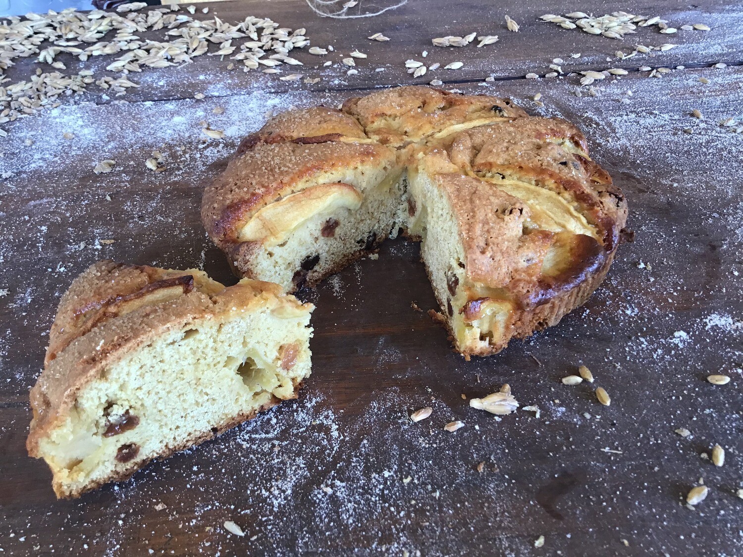 Torta di Mele e amaretti con farina di grani antichi integrale macinata a pietra