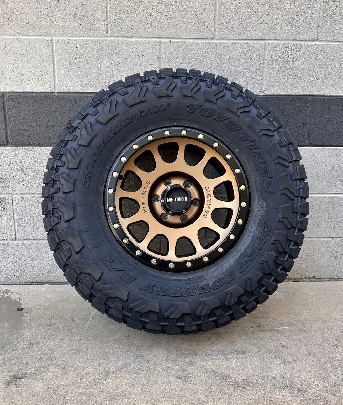 Wheel & Tire Method mr305 17X8.5 6x139.7 Bronze Wheels &  275-70-17 TOYO  RT Trail Tires