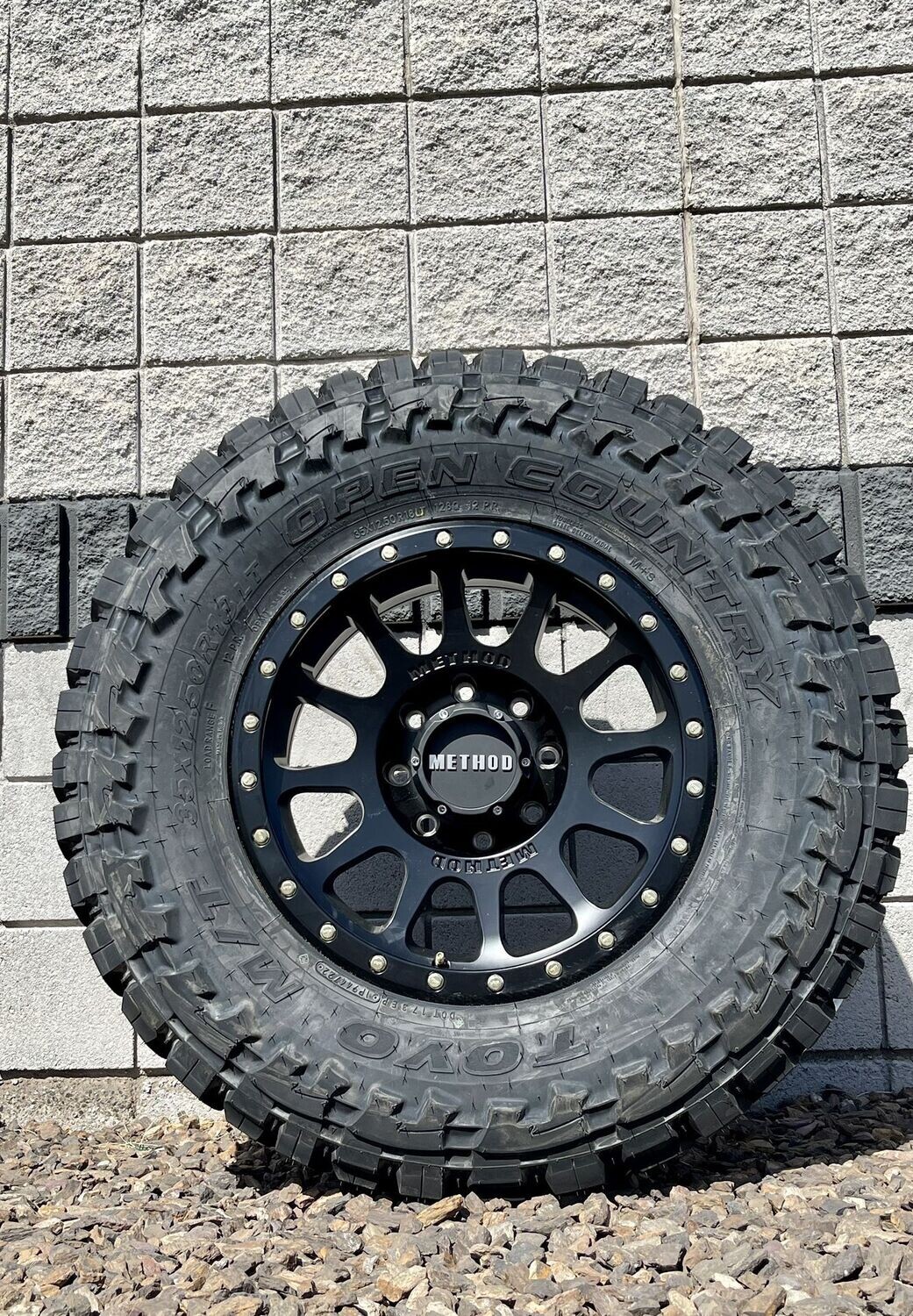 Wheel & Tire Method mr305 18x9 8x165.1 Black Wheels & 35x12.50-18 TOYO M/T 12PLY Tires