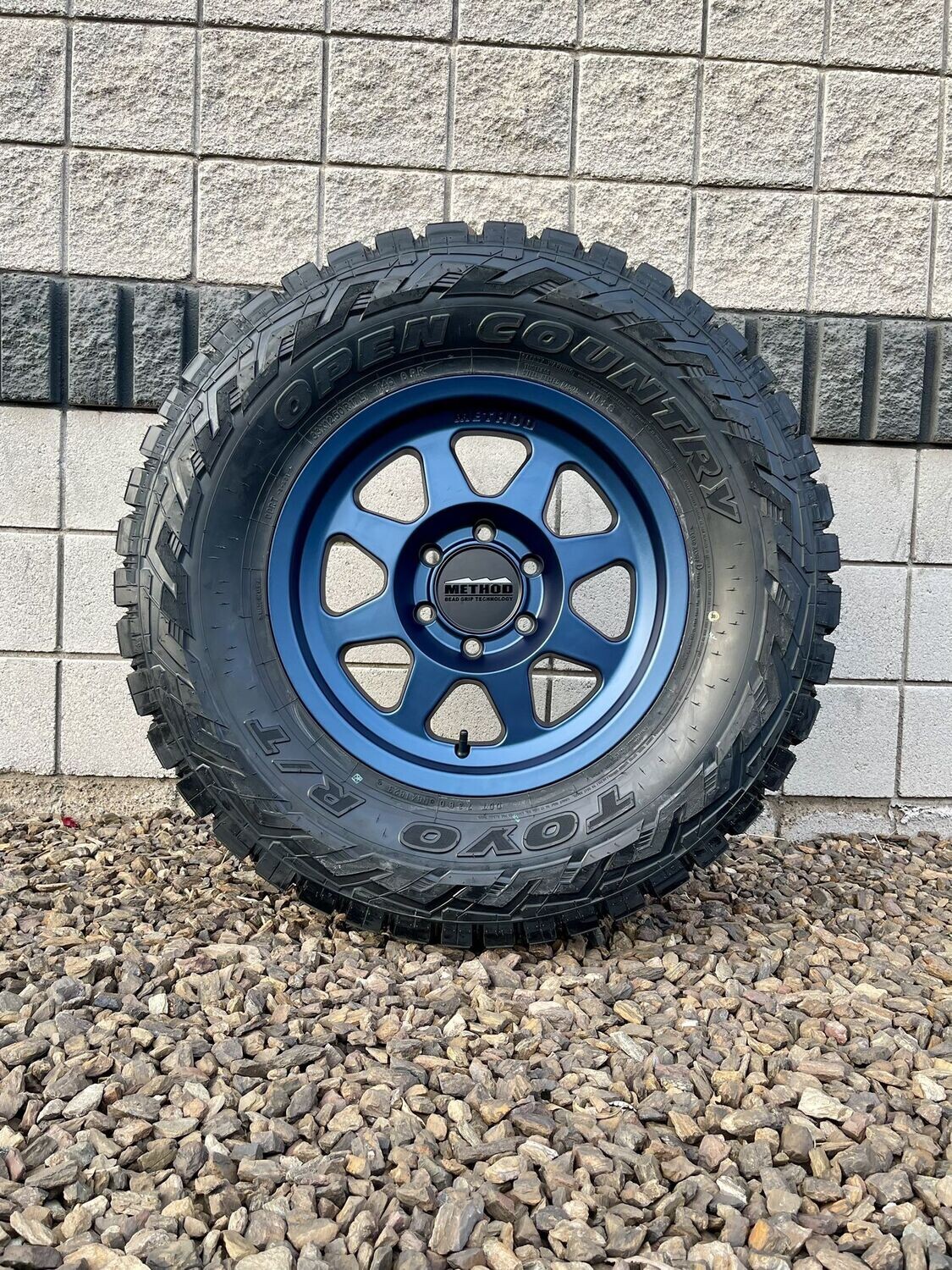 Wheel & Tire Package Method MR701 17X8.5 6x139.7 Bahia Blue Wheels & 33X12.50R17 Toyo Open Country R/T Tires