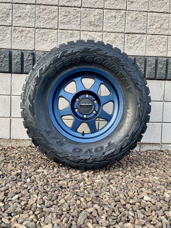 Wheel & Tire Package Method MR701 17X8.5 6x139.7 Bahia Blue Wheels & 33X12.50R17 Toyo Open Country R/T Tires